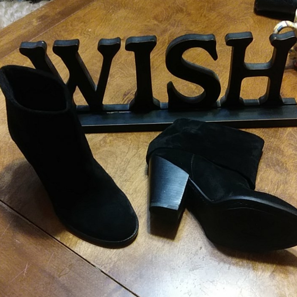 Vince Camuto black suede botties. Ref picture 3